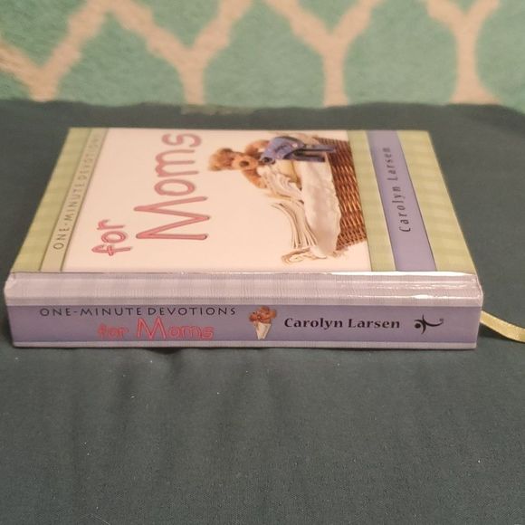 One-Minute‎ Devotions for Mom by Carolyn Larsen Book - Picture 9 of 11